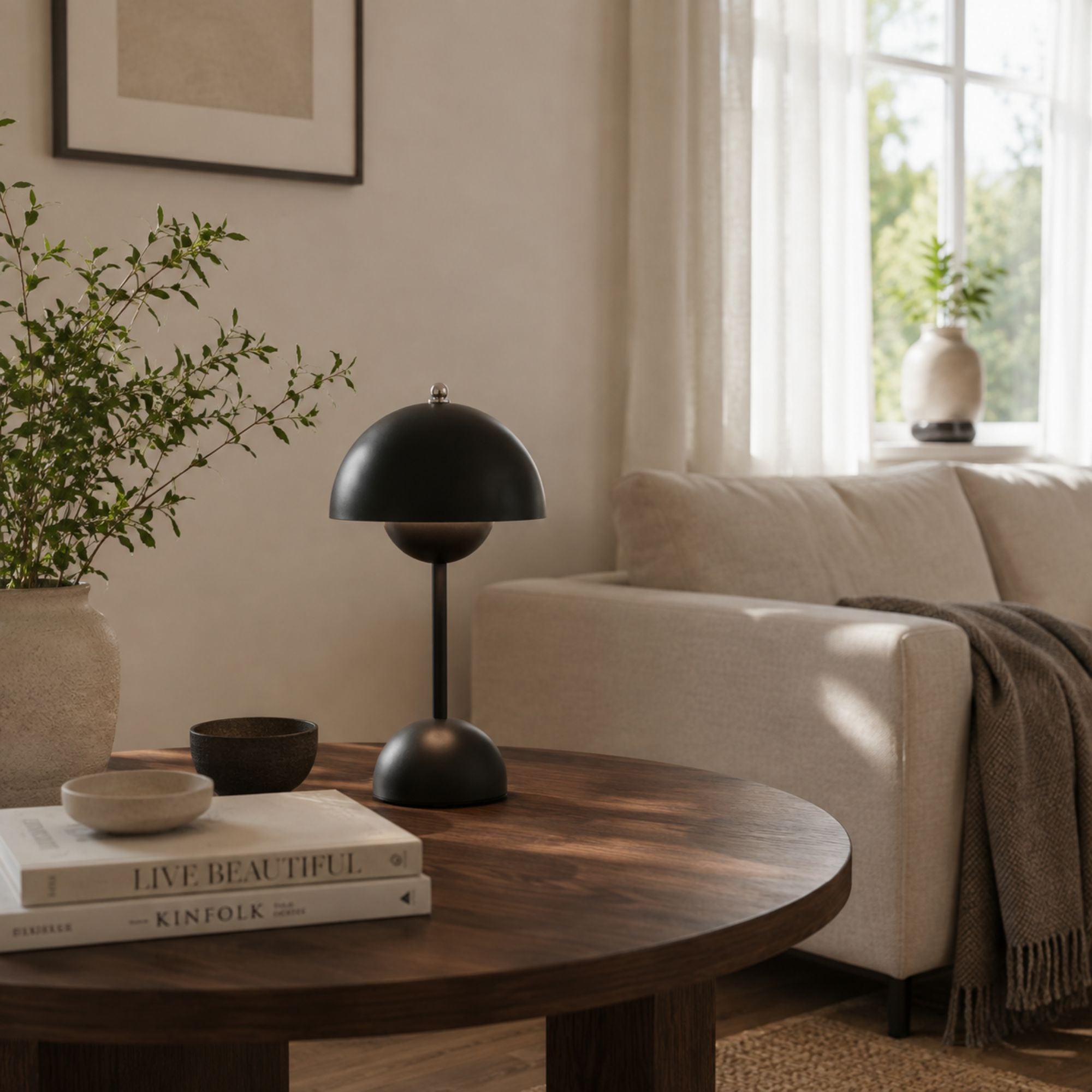 Flowerbud portabel bordslampa i modernt vardagsrum med mörk ek.