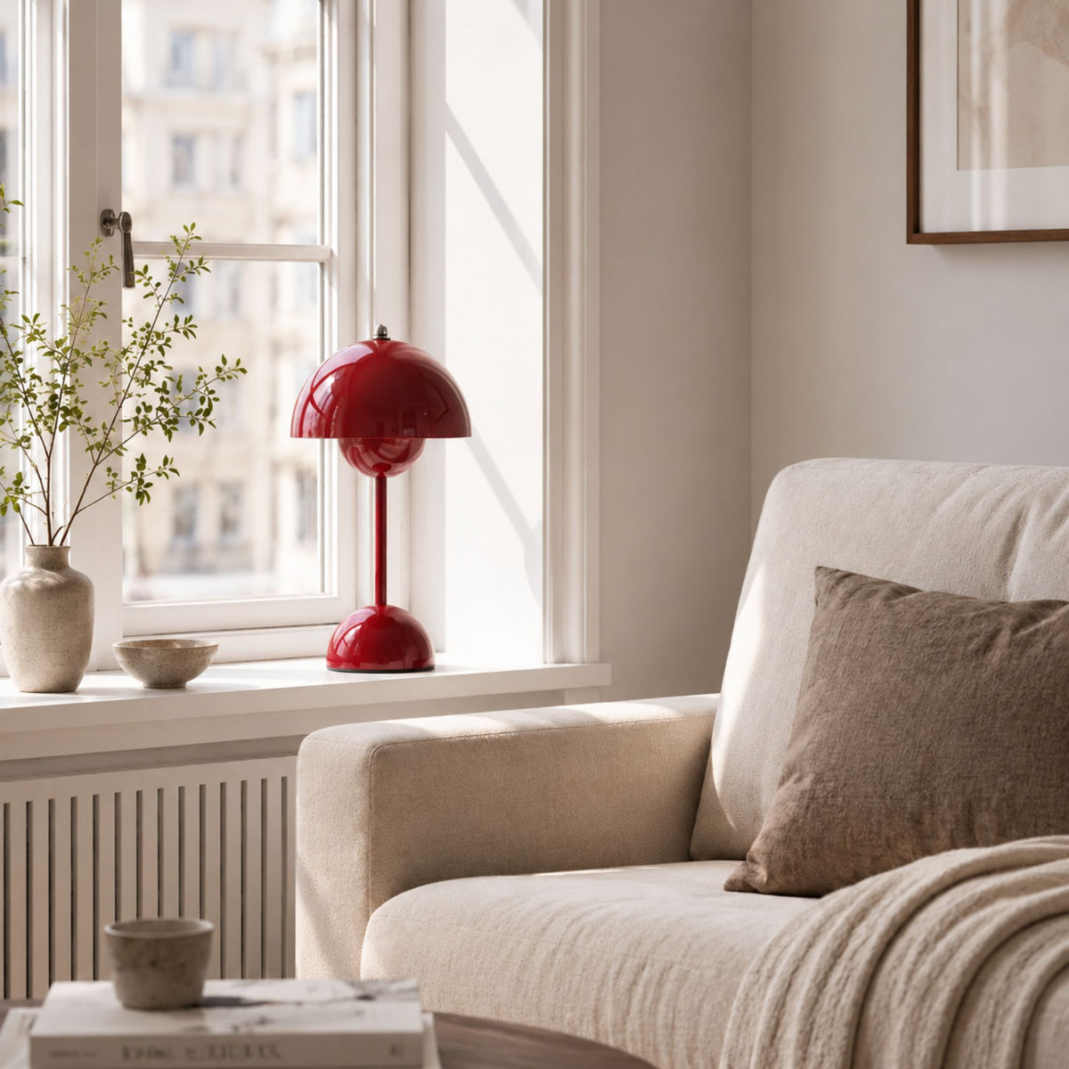Röd Flowerbud bordslampa i skandinavisk inredning
