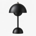 Flowerbud portabel bordslampa i svart färg med blank finish.
