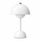 Flowerbud portabel bordslampa i vit färg med blank finish.