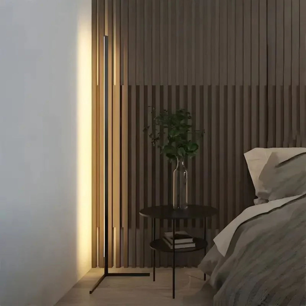 RGB golvlampa som skapar färgskiftande stämningsbelysning i rum