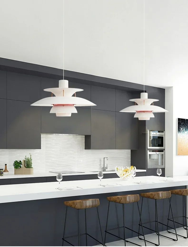 Moderna pendellampor ovanför köksö i stilrent minimalistiskt kök