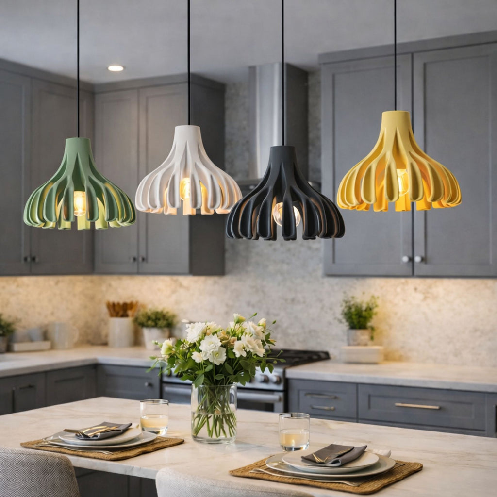 Färgglada pendellampor i modern design ovanför köksö som skapar en varm och stilren atmosfär.