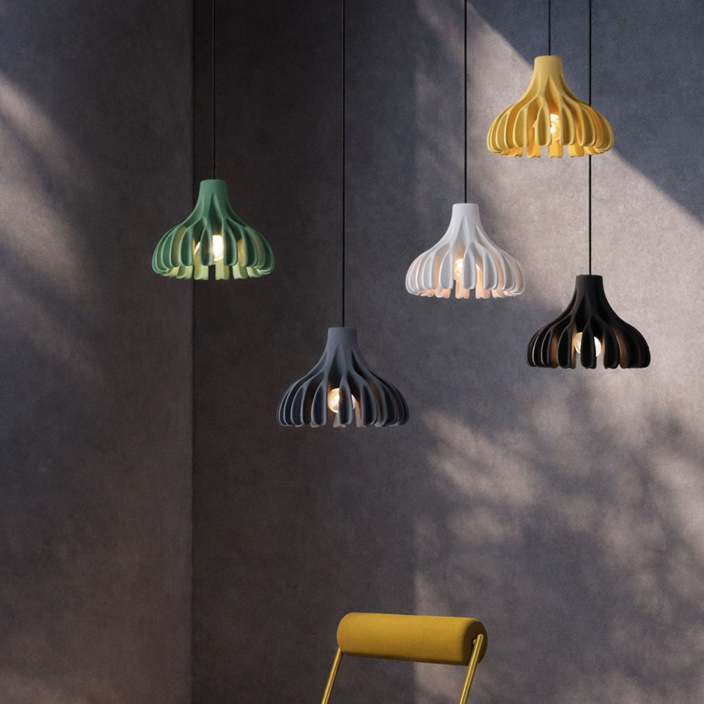 Moderna pendellampor i flera färger som vit, svart, grön och gul i stilren design för hem och kök.