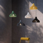 Moderna pendellampor i flera färger som vit, svart, grön och gul i stilren design för hem och kök.