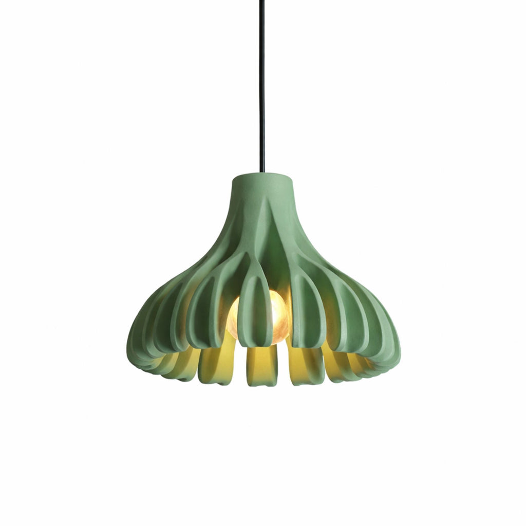 Modern grön pendellampa med tydliga mått som visar storlek och dimensioner för enkel planering.