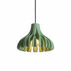 Modern grön pendellampa med tydliga mått som visar storlek och dimensioner för enkel planering.