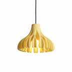 Modern gul pendellampa i stilren design som passar perfekt i kök, vardagsrum eller sovrum.