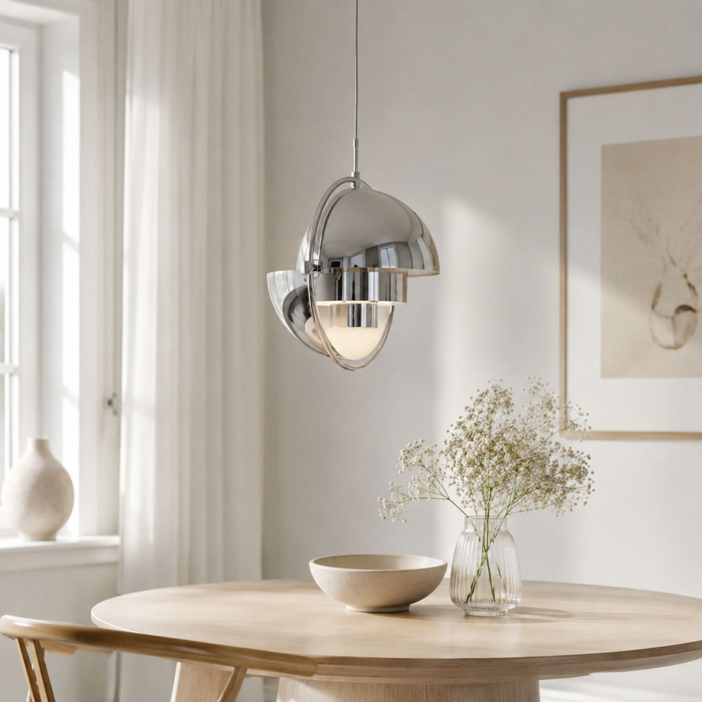 DuoLite taklampa i krom hängande över vardagsrum i ljus nordisk miljö.