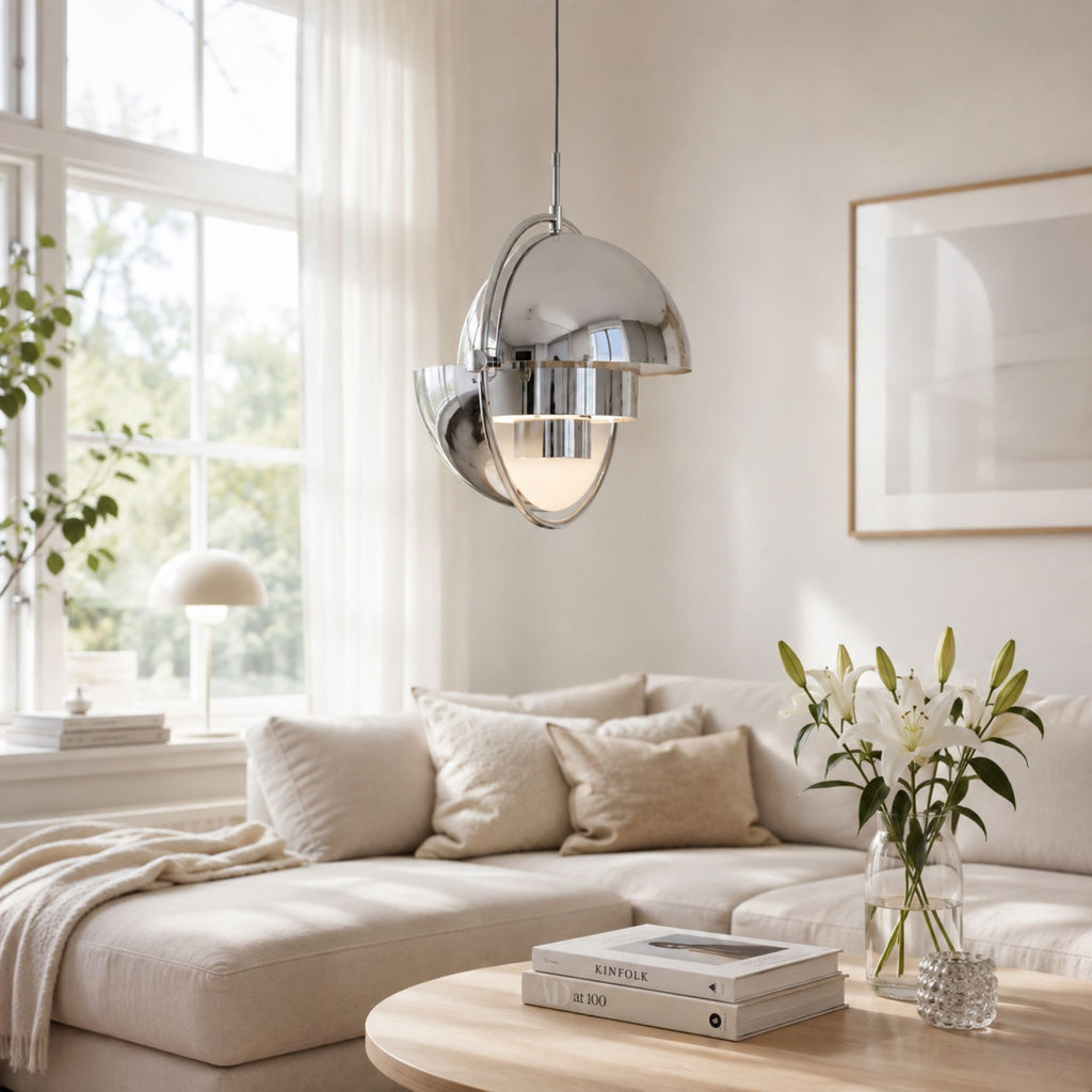 DuoLite designpendellampa i krom visad från med skulptural form i vardagsrum.