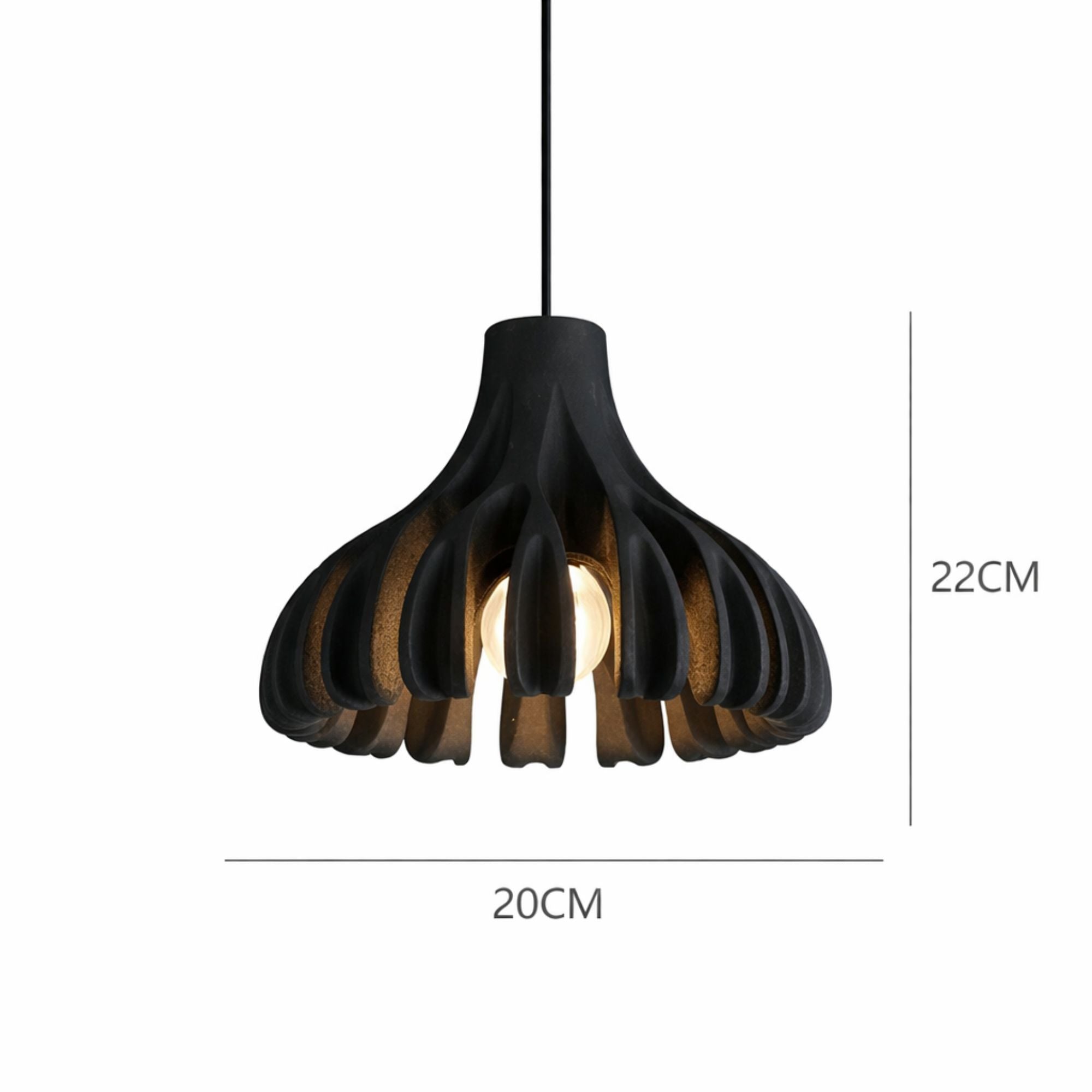 Modern svart pendellampa med tydliga mått som visar storlek och dimensioner för enkel planering.
