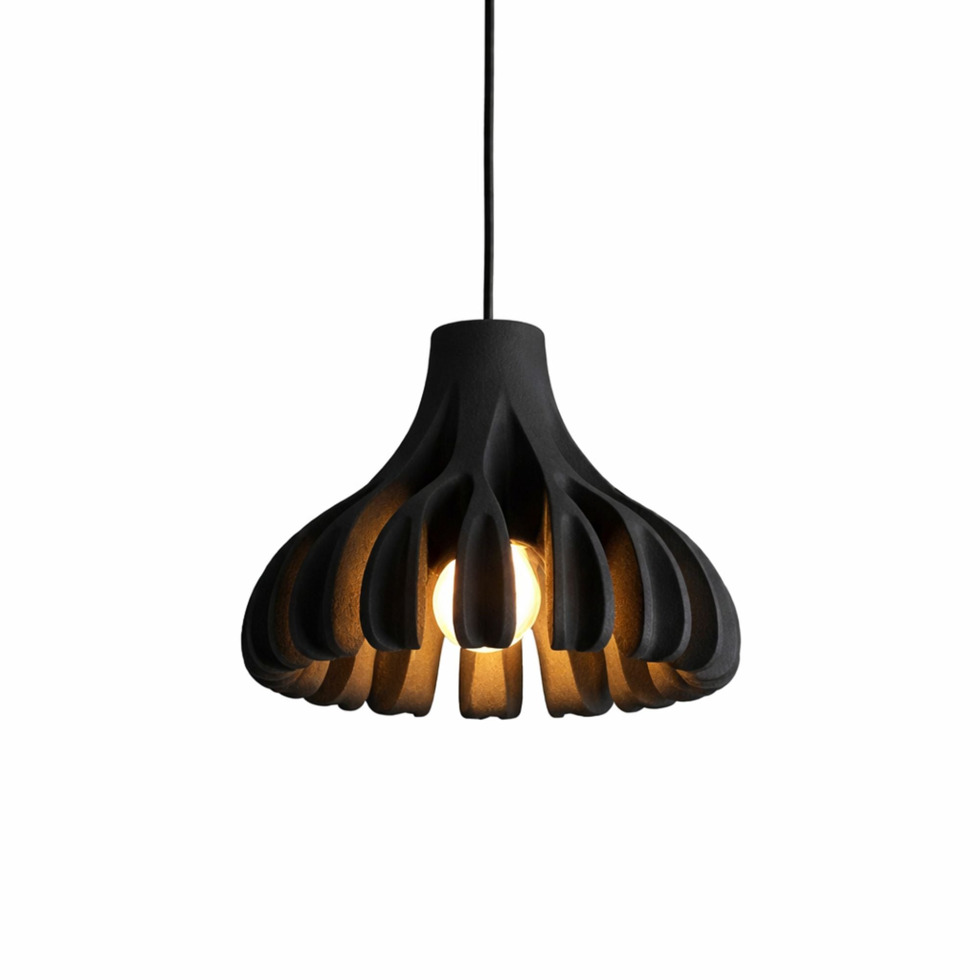 Modern svart pendellampa i stilren design som passar perfekt i kök, vardagsrum eller sovrum.