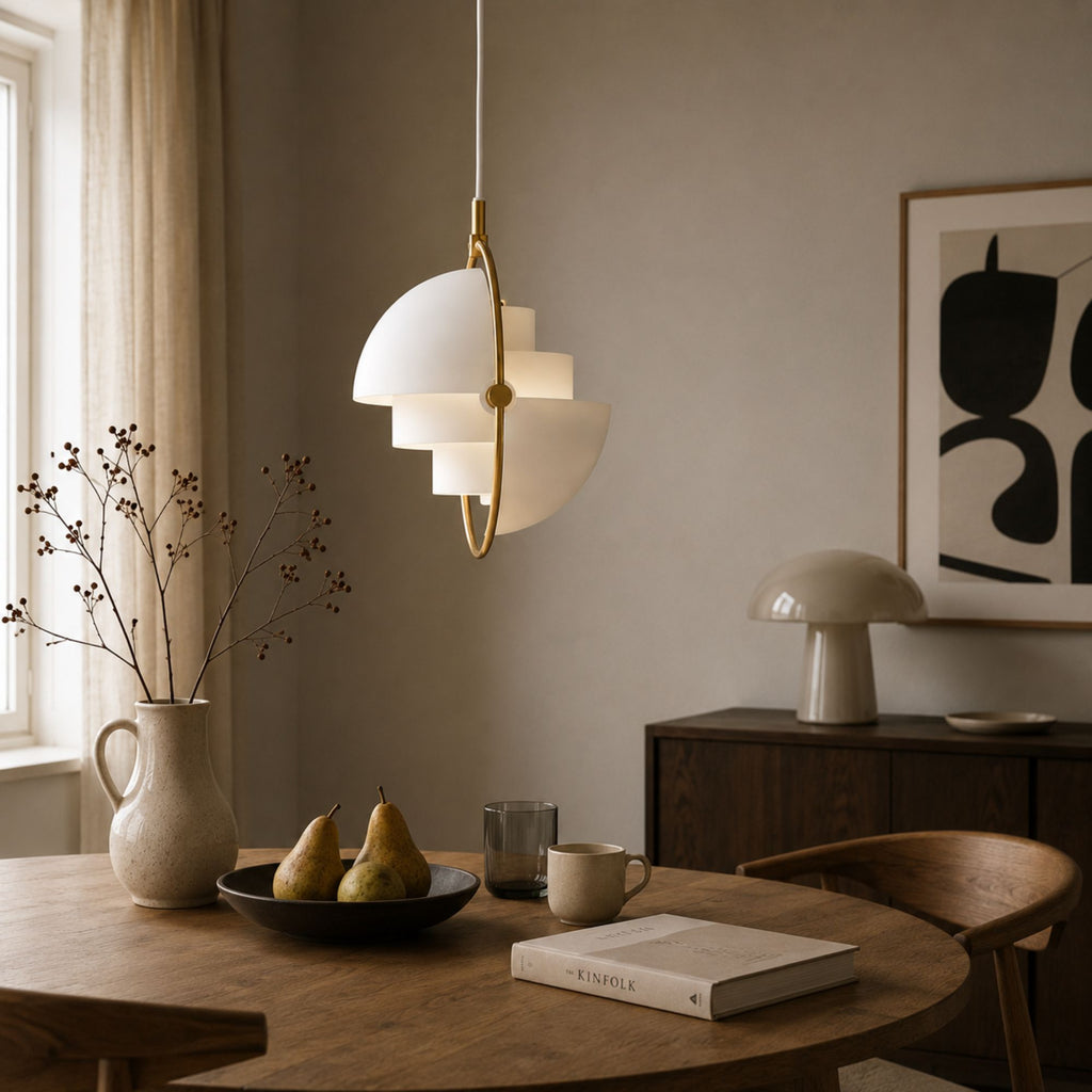 DuoLite designpendellampa i vit visad med med skulptural form över matbord.