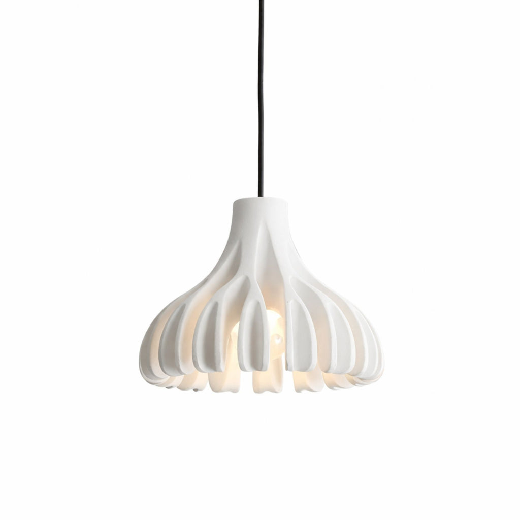 Modern vit pendellampa i stilren design som passar perfekt i kök, vardagsrum eller sovrum.