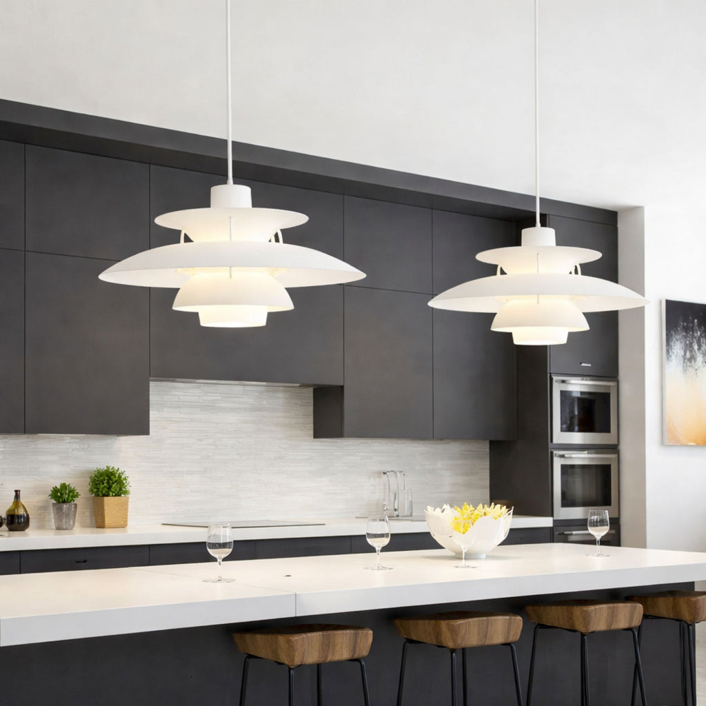 Taklampa pendellampa i vit metall med skandinavisk flerskärmsdesign över köksö i modernt kök.