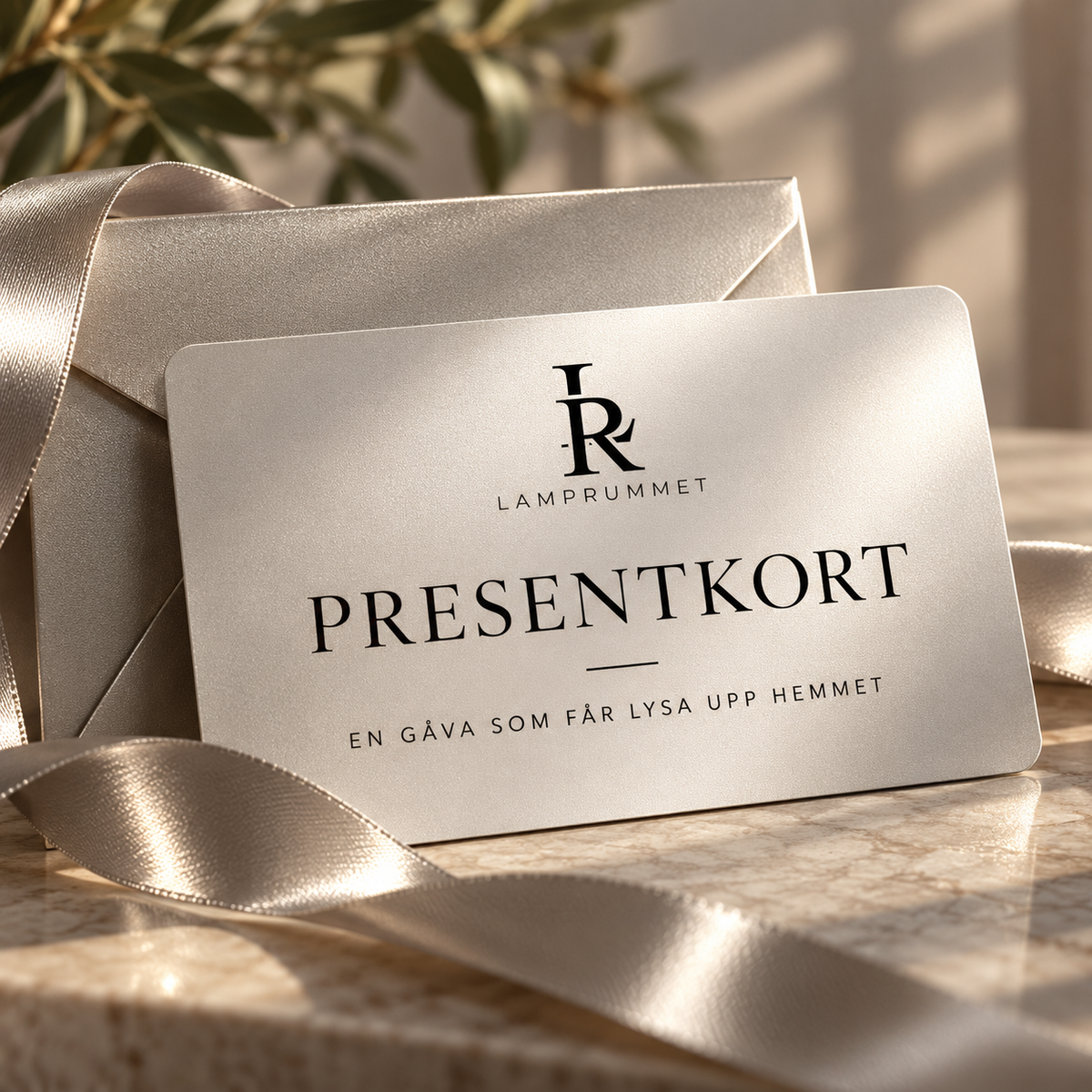 Presentkort från Lamprummet Nordic i exklusiv silverdesign med matchande kuvert och sidenband.