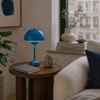 Blå portabel Flowerbud bordslampa på sidobord i modernt vardagsrum med varm stämningsbelysning