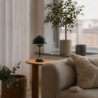 Grön portabel Flowerbud bordslampa på sidobord i modernt vardagsrum med varm stämningsbelysning