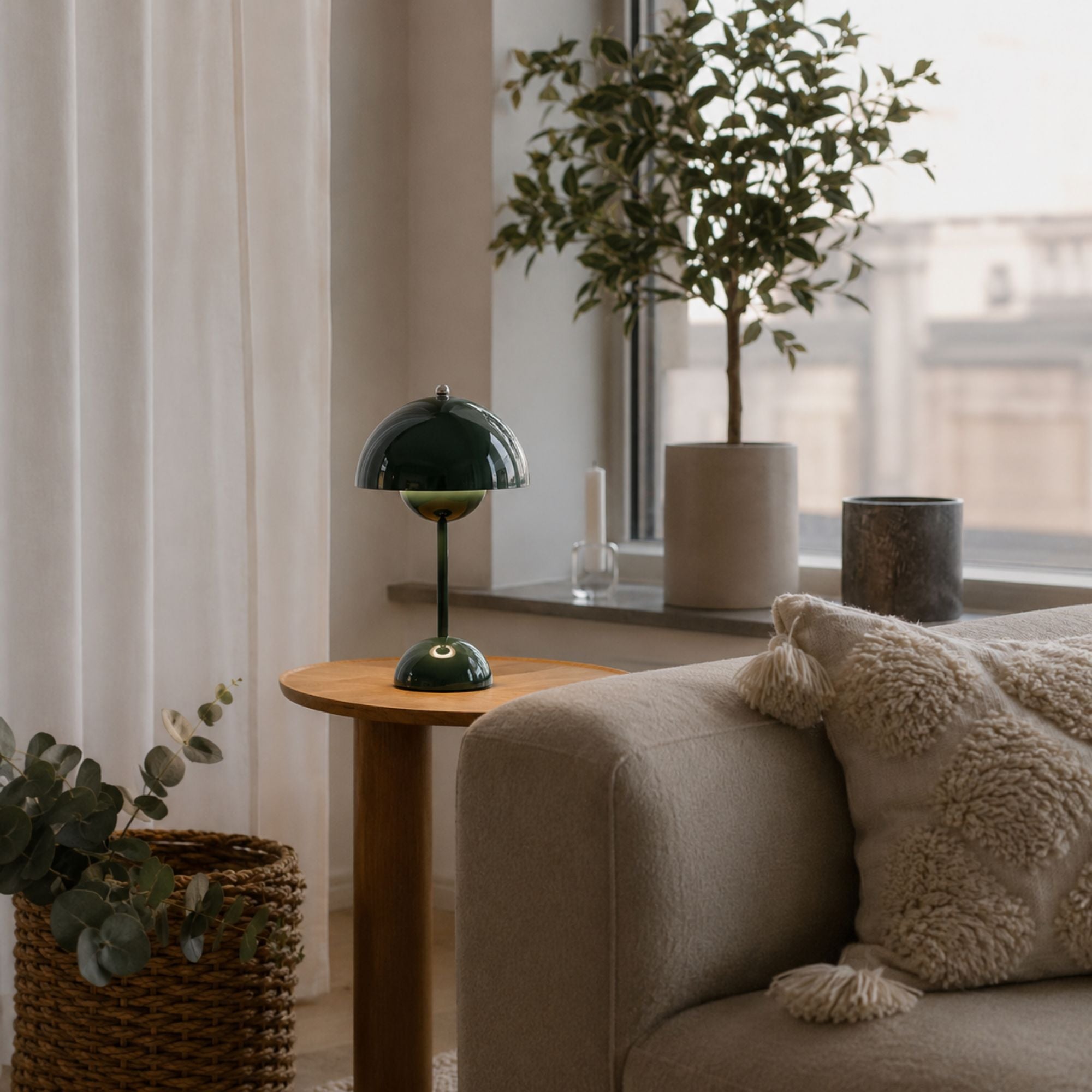 Grön portabel Flowerbud bordslampa på sidobord i modernt vardagsrum med varm stämningsbelysning