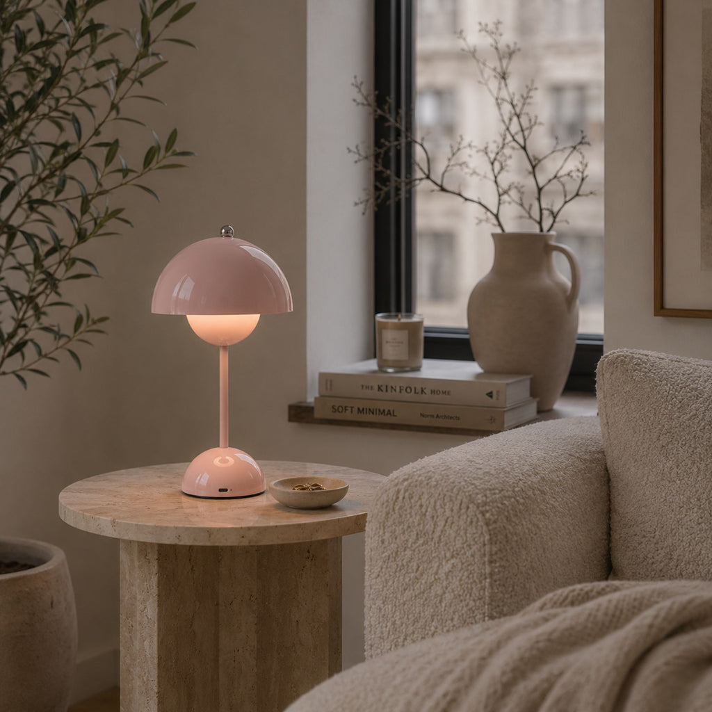 Rosa portabel Flowerbud bordslampa på sidobord i modernt vardagsrum med varm stämningsbelysning