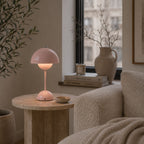 Rosa portabel Flowerbud bordslampa på sidobord i modernt vardagsrum med varm stämningsbelysning