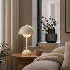 Sand beige portabel Flowerbud bordslampa på sidobord i modernt vardagsrum med varm stämningsbelysning