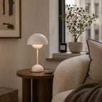 Vit portabel Flowerbud bordslampa på sidobord i modernt vardagsrum med varm stämningsbelysning