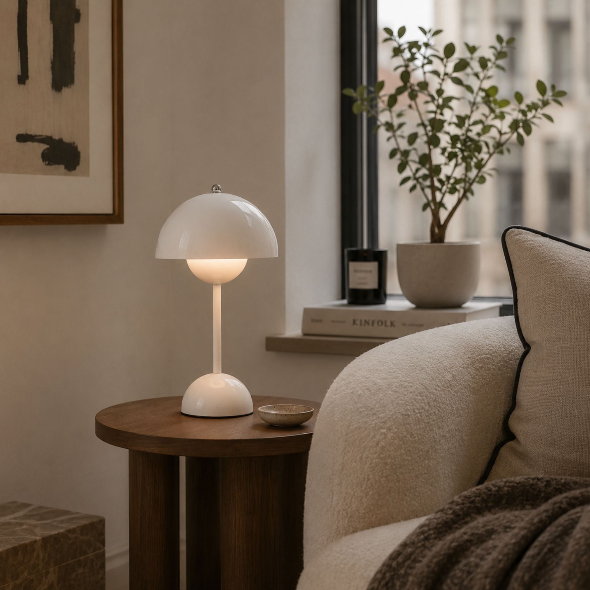 Vit portabel Flowerbud bordslampa på sidobord i modernt vardagsrum med varm stämningsbelysning