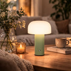 Portabel bordslampa i svampdesign med varm LED-belysning som skapar en mysig och hemtrevlig stämning i vardagsrum