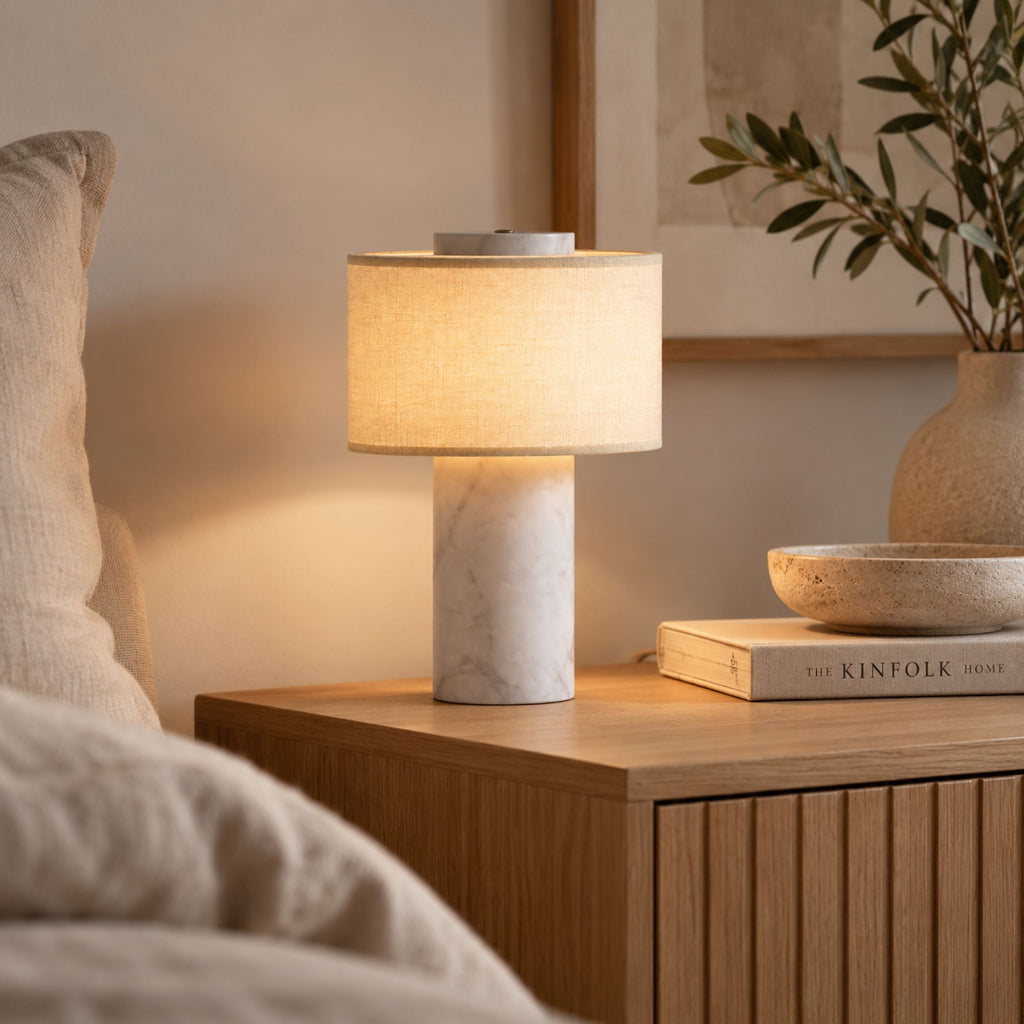 Bordslampa vit marmorlampa på sängbord i sovrum