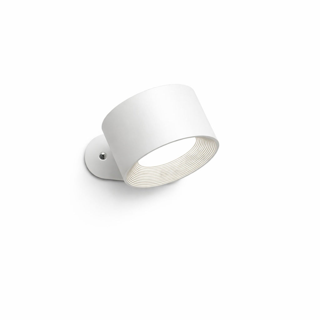 Portabel vit vägglampa med LED som är trådlös och uppladdningsbar för flexibel belysning i hemmet.