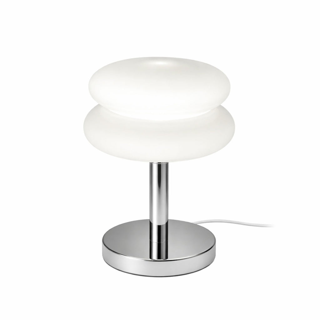 Modern bordslampa med opalglas skärm och kromfot på vit bakgrund
