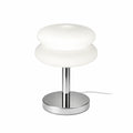 Modern bordslampa med opalglas skärm och kromfot på vit bakgrund
