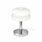 Modern bordslampa med opalglas skärm och kromfot på vit bakgrund