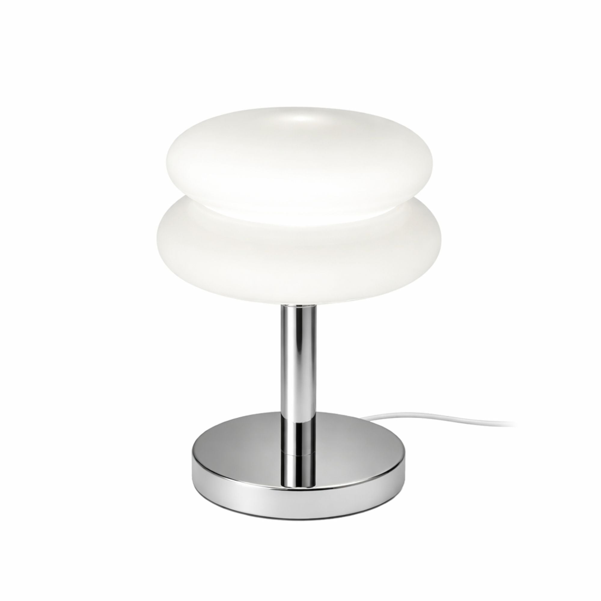 Modern bordslampa med opalglas skärm och kromfot på vit bakgrund