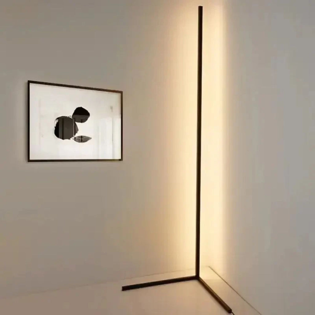 Modern LED hörnlampa placerad i hörn för indirekt väggbelysning mysigt ljus