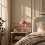 Rosa Flowerbud bordslampa i beige sovrum med säng och mjuka textilier