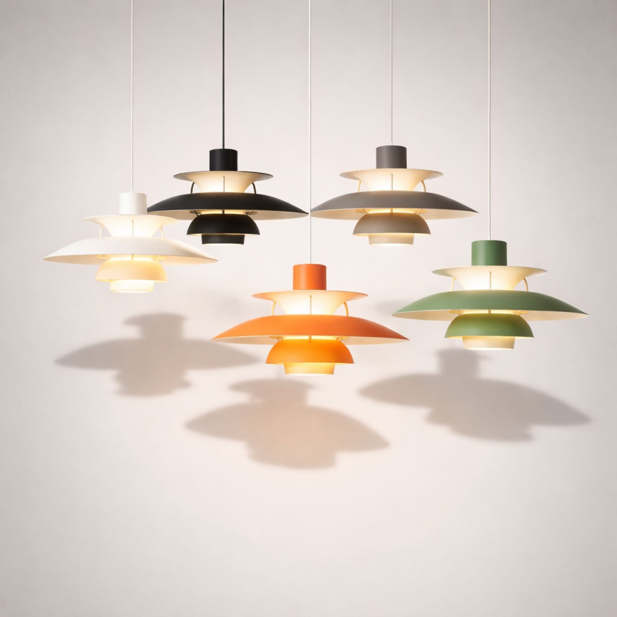 Pendellampor i skandinavisk design med flerskärmar i olika färger för modern belysning.