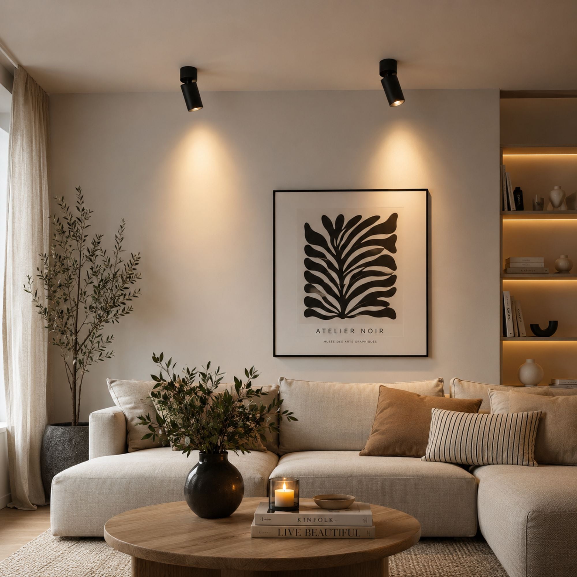 Svarta riktbara LED-spotlights i modernt vardagsrum med varm belysning.