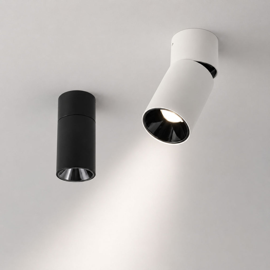 Svart och vit LED-spotlight monterad i tak med riktbar belysning.