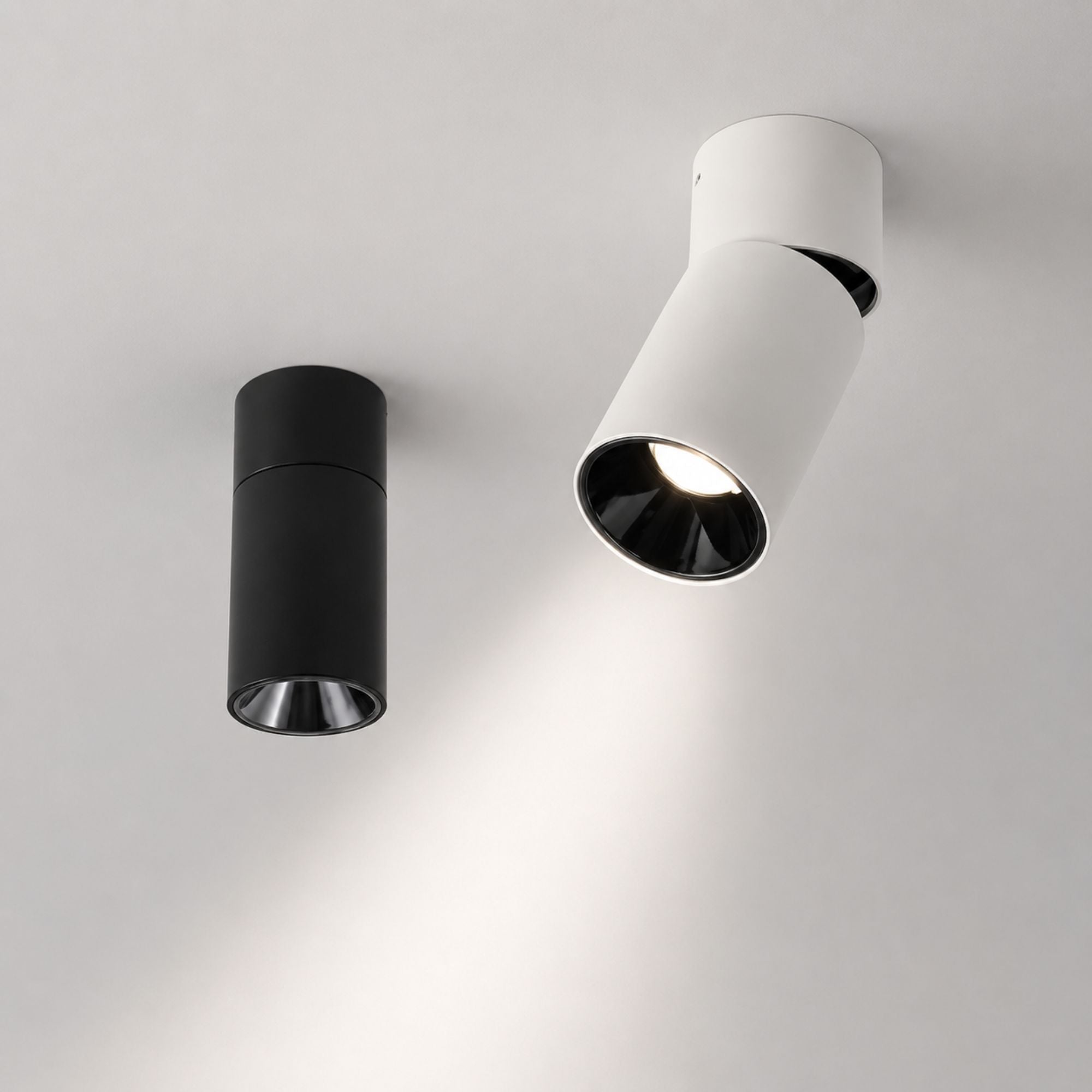 Svart och vit LED-spotlight monterad i tak med riktbar belysning.