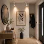 Vita LED-spotlights som lyser upp hall med spegel och trädetaljer.