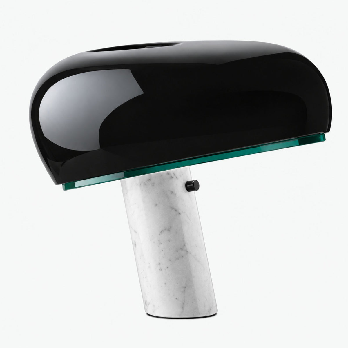 Svart blank bordslampa med vit marmorfot och modern rundad lampskärm.