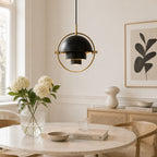 Svart DuoLite pendellampa i ljust vardagsrum med modern skandinavisk inredning.
