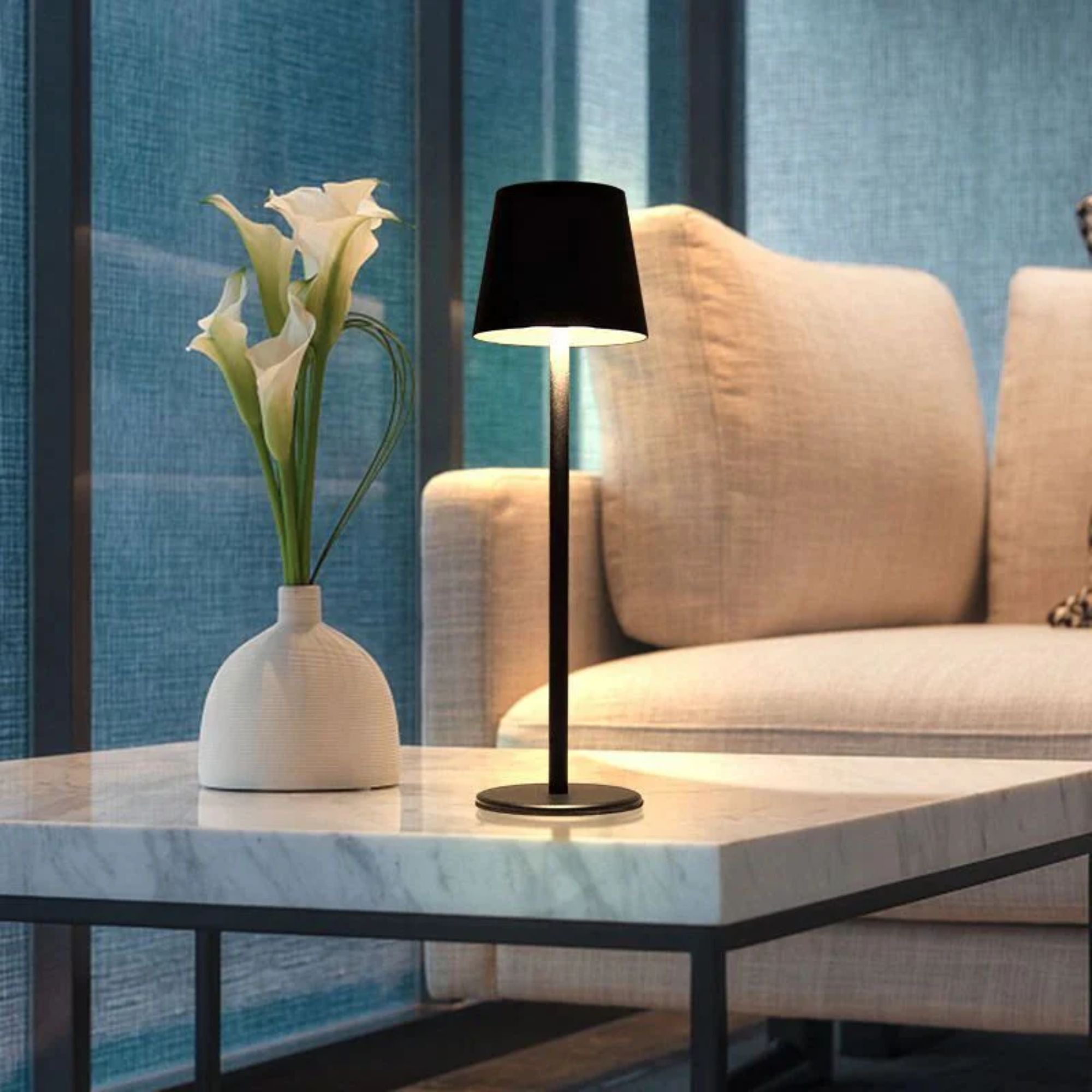 Svart LED bordslampa uppladdningsbar via USB med touchkontroll, steglös dimning och tre ljusfärger (3000K 4500K 6500K) på soffbord