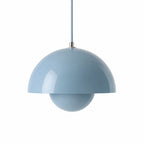 Blå pendellampa med rund metallskärm och sfärisk glaskupa i modern retroinspirerad skandinavisk design.