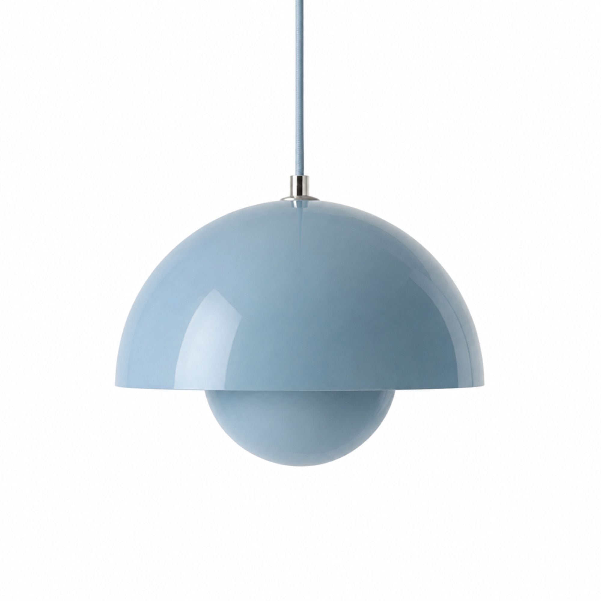 Blå pendellampa med rund metallskärm och sfärisk glaskupa i modern retroinspirerad skandinavisk design.