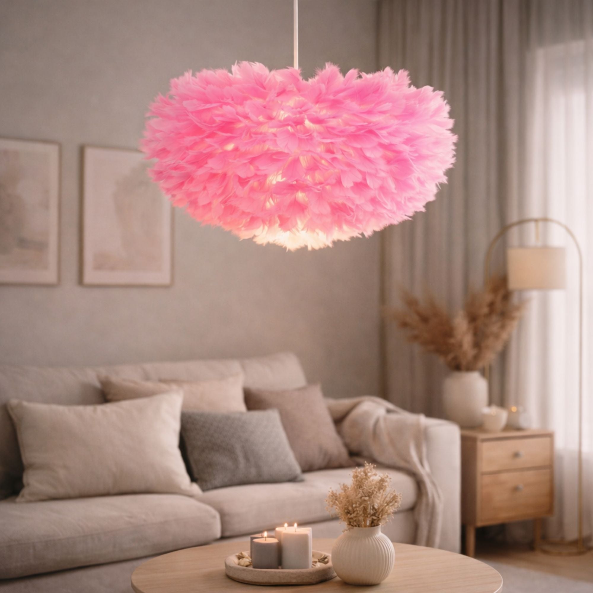 Taklampa rosa fjäderlampa modern pendellampa i mjuka fjädrar i vardagsrum ovanför soffbord.