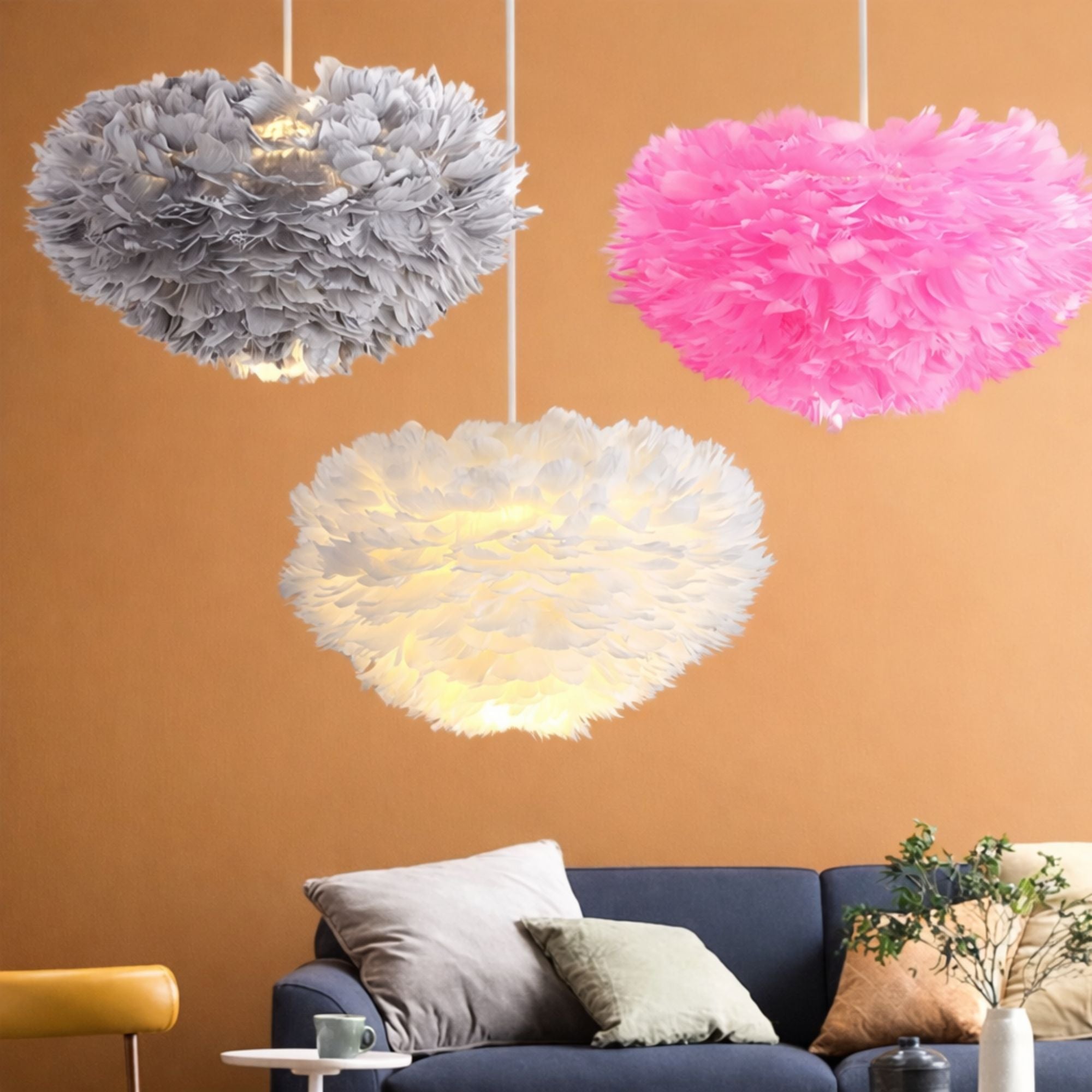 Taklampa fjäder pendellampa i vitt, rosa och grått med mjuka fjädrar för vardagsrum och sovrum.