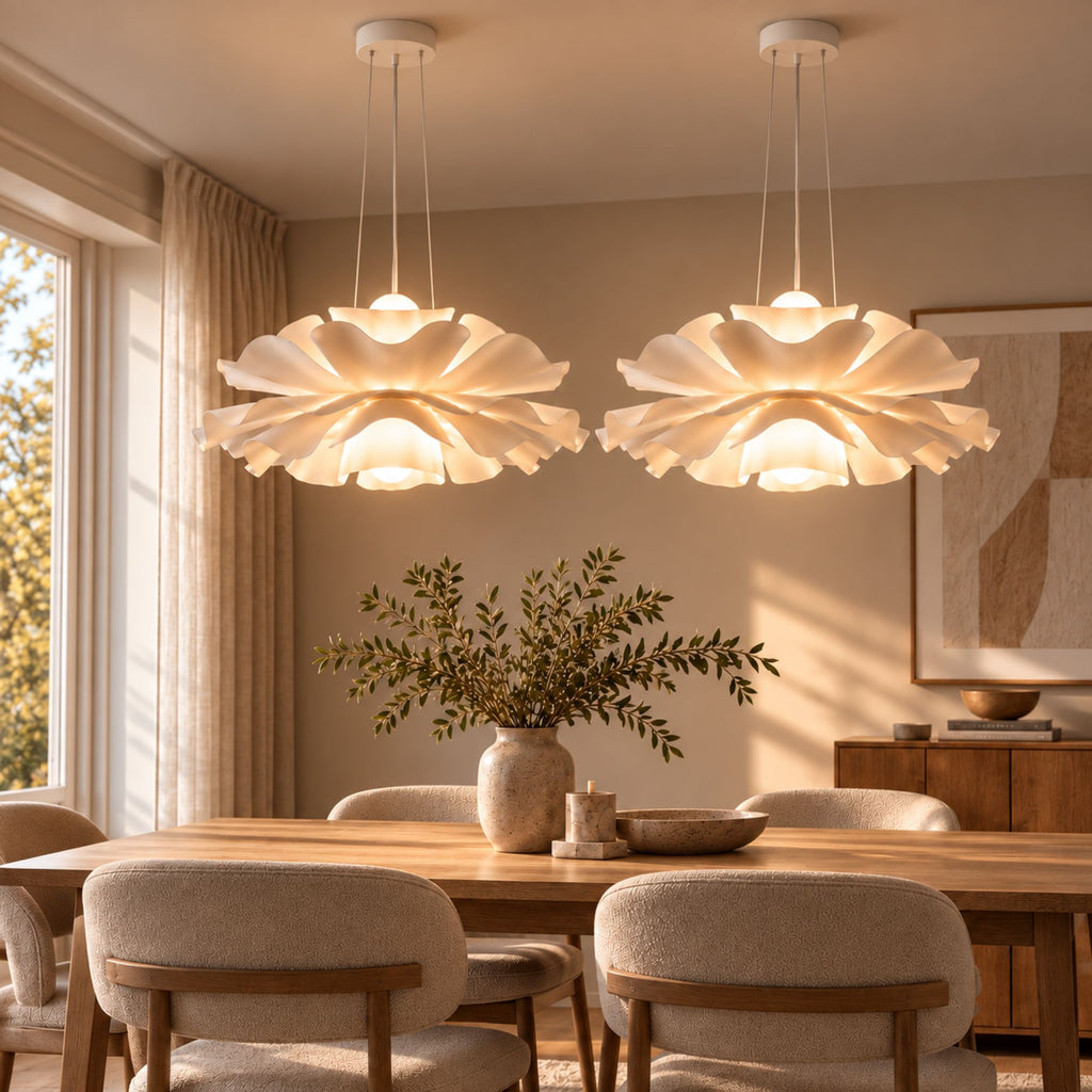 Taklampa Fleur med elegant blomformad design, fotograferad över ett matbord i en varm och stilren skandinavisk miljö.